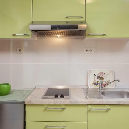 Kate アパート マカルスカ